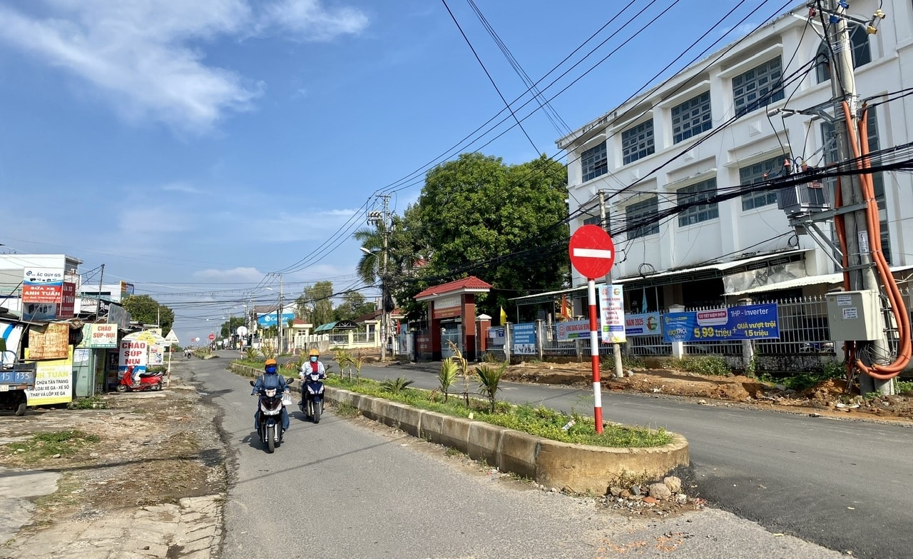 Do vướng mặt bằng chưa giải phóng được nên Dự án đường Trường Chinh phải thi công chắp vá và chậm tiến độ