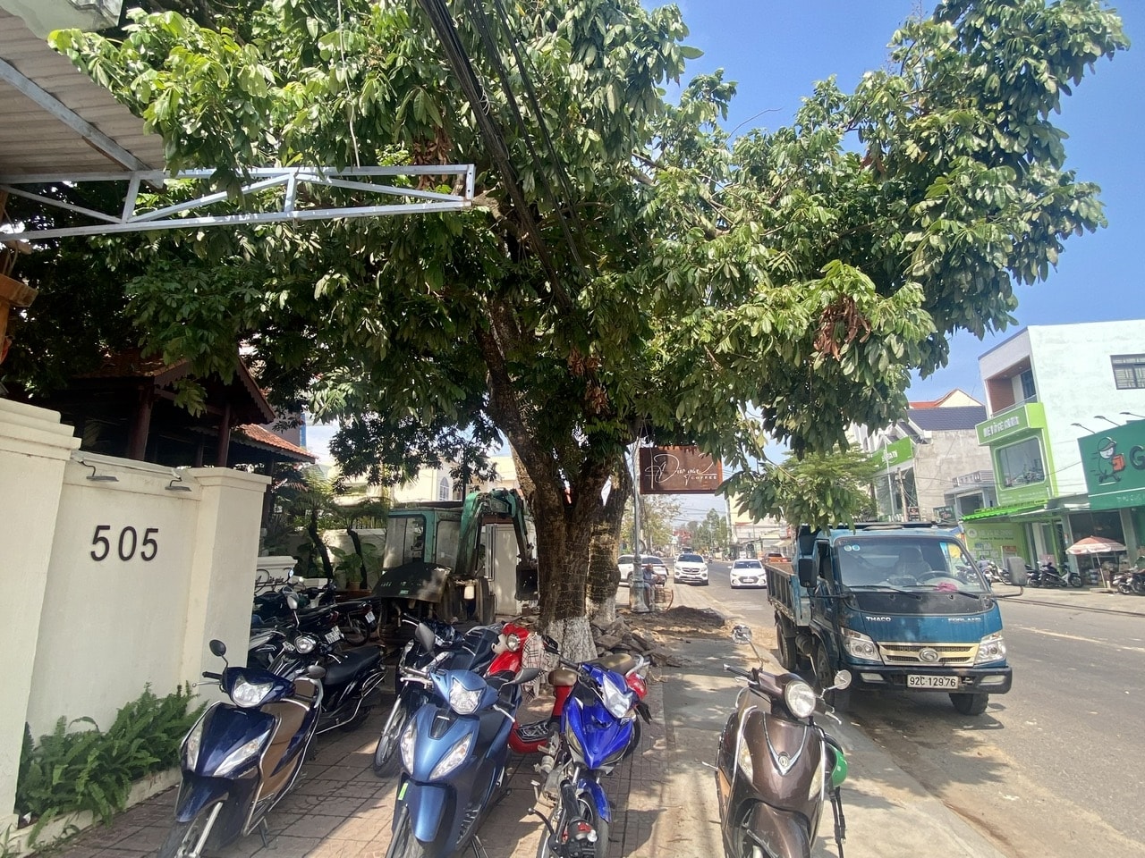 UBND phường Thống Nhất đã có giấy mời hộ ông Đào Ngọc Tiến lên làm việc để xử lý 2 cây nhãn theo đơn phản ánh của người dân nhưng ông Tiến không chấp hành