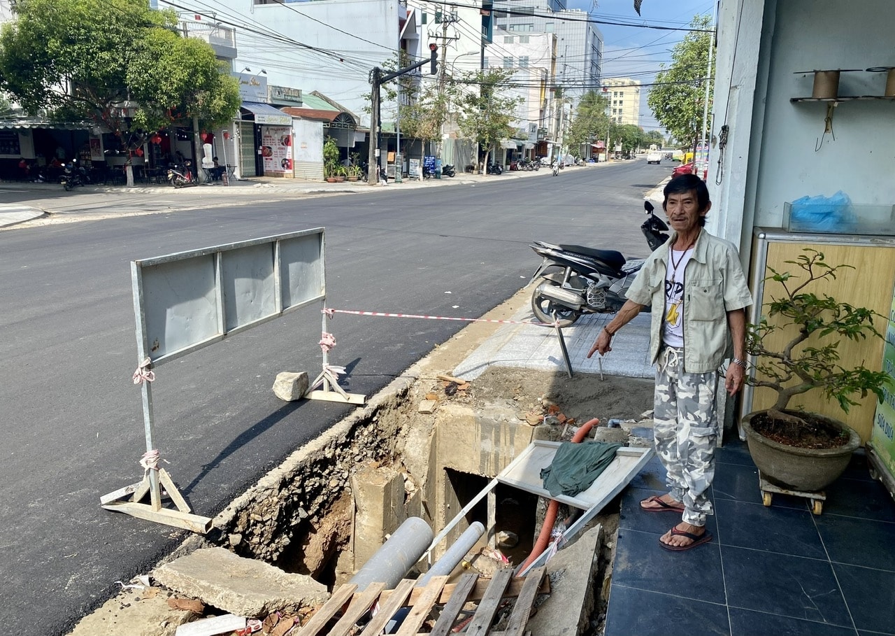 Lo sợ người đi đường rơi xuống cống thoát nước trước nhà do đơn vị thi công bỏ trống 3 tháng nay, ông Nguyễn Thanh Trúc phải tự đi lấy biển báo và dây về rào chắn lại