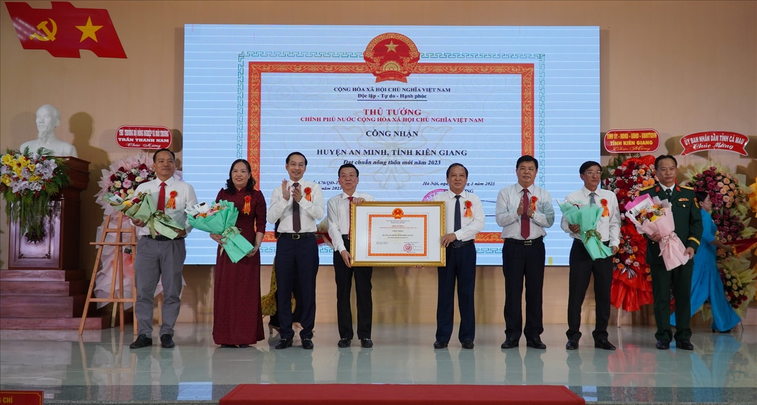 Ông Nguyễn Tiến Hải, Bí thư Tỉnh uỷ (người thứ 3 từ phải qua) và ông Nguyễn Thanh Nhàn, Chủ tịch UBND tỉnh Kiên Giang ( người đứng thứ 3 từ trái qua), trao Quyết định công nhận huyện thôn mới đến lãnh đạo huyện An Minh Ông Nguyễn Tiến Hải (thứ 3 từ phải qua) - Bí thư Tỉnh ủy và ông Nguyễn Thanh Nhàn (thứ 3 từ trái qua) - Chủ tịch UBND tỉnh Kiên Giang, trao Quyết định công nhận huyện thôn mới đến lãnh đạo huyện An Minh