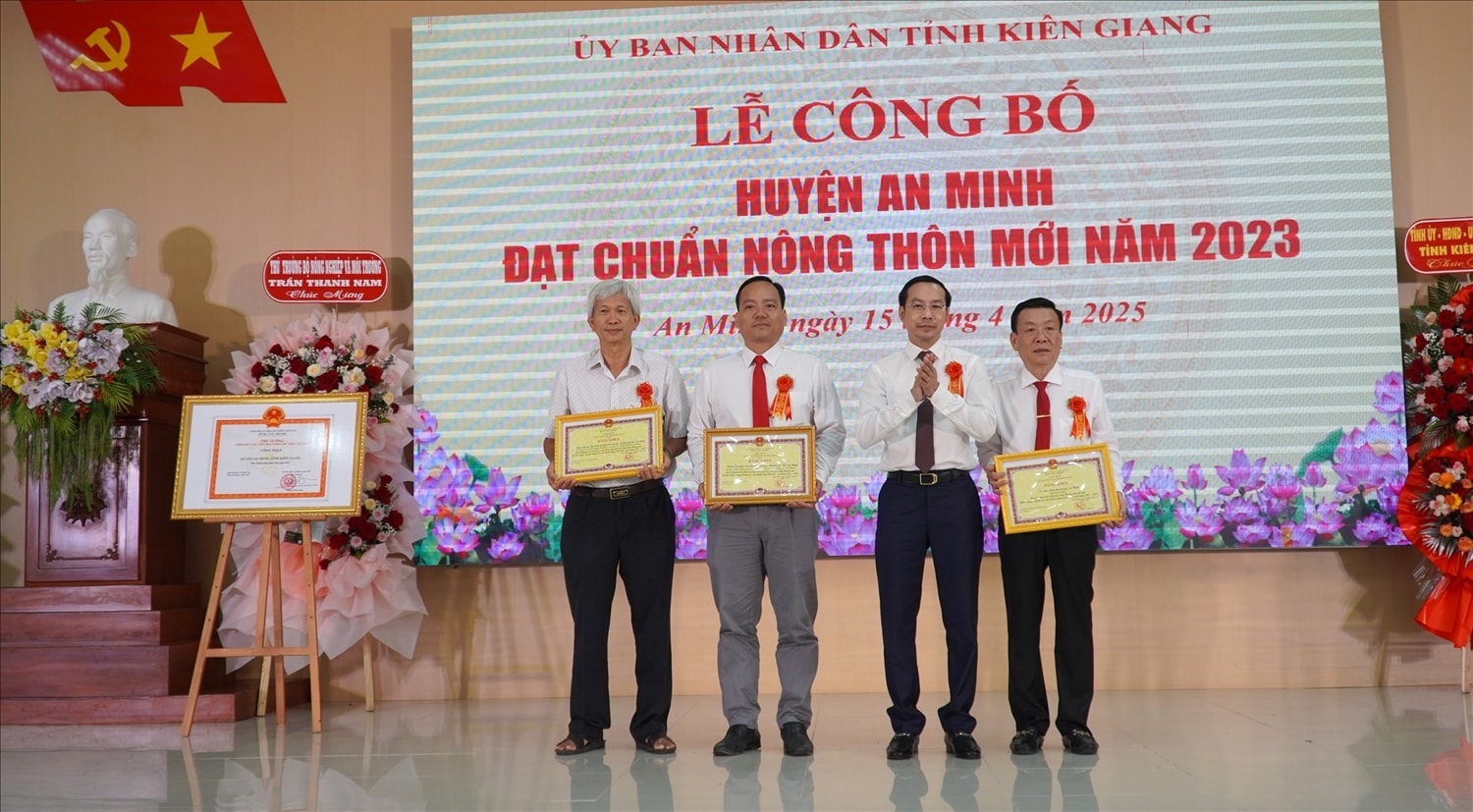 Ông Nguyễn Thanh Nhàn, Chủ tịch UBND tỉnh Kiên Giang trao Bằng khen đến 3 tập thể Ông Nguyễn Thanh Nhàn, Chủ tịch UBND tỉnh Kiên Giang trao Bằng khen đến 3 tập thể