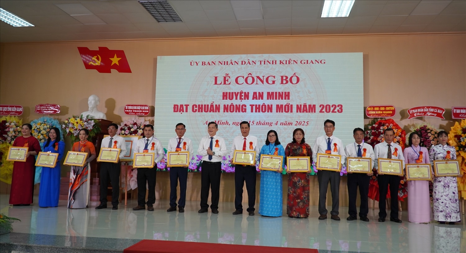 Ông Giang Thanh Khoa, Phó Chủ tịch UBND tỉnh Kiên Giang trao giấy khen đến các cá nhân Ông Giang Thanh Khoa, Phó Chủ tịch UBND tỉnh Kiên Giang trao giấy khen đến các cá nhân