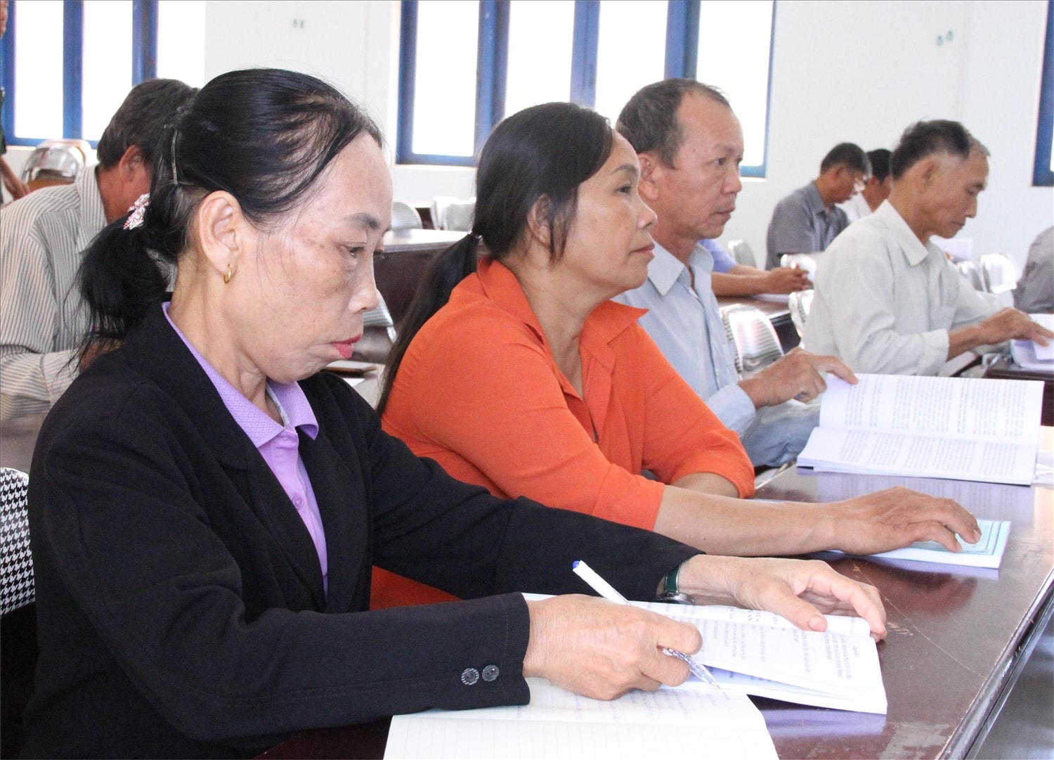 Từ nắm vững thông tin về chủ trương đường lối của Đảng, chính sách pháp luật của Nhà nước, bà Ngân Thị Xuyến, Người có uy tín ở thôn Esa Nô, huyện Krông Nô, tỉnh Đắk Nông đã rất tích cực trong công tác vận động người dân hiến đất làm đường, bảo tồn và phát huy giá trị bản sắc  văn hóa