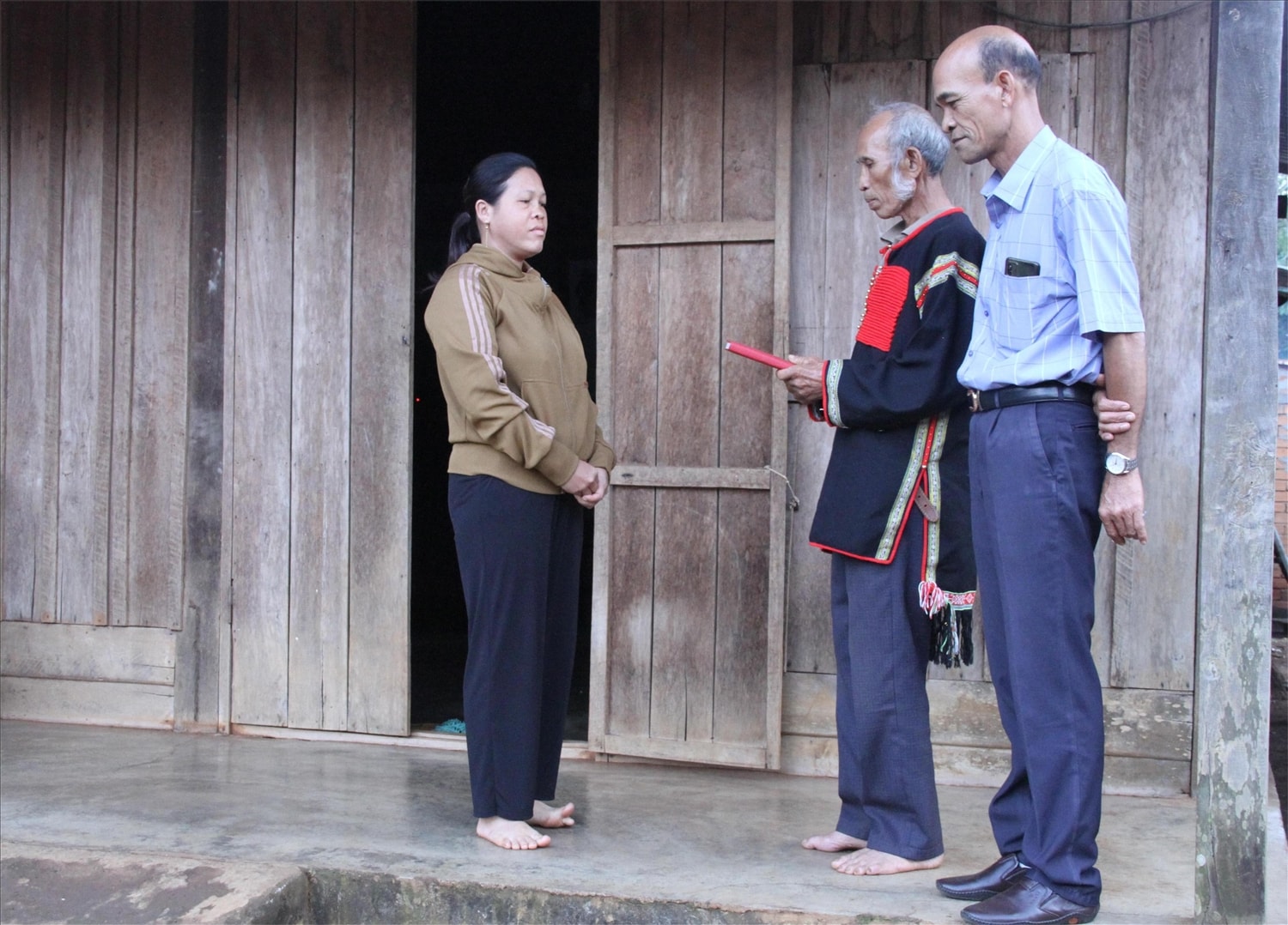Già Y Om Knul ở buôn Ê Căm, thị trấn Buôn Trấp, huyện Krông Ana (Đắk Lắk) đã đến nhiều buôn làng trên địa bàn  tham gia công tác hòa giải, góp phần tích cực vào việc giữ gìn an ninh trật tự  cơ sở