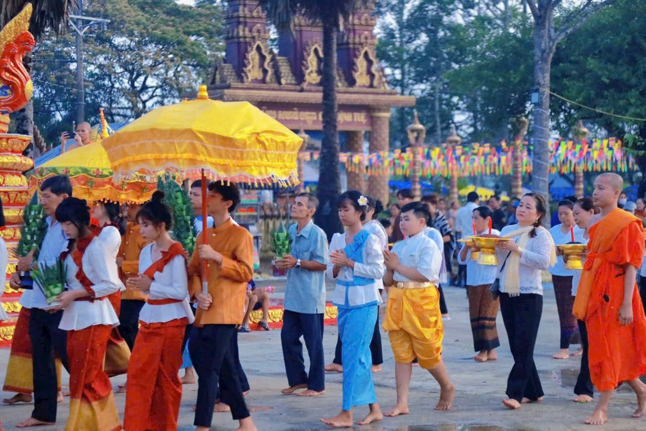 Trong những ngày Tết Chôl Chnăm Thmây, đồng bào Khmer diện lên mình những bộ trang phục rực rỡ sắc màu và đến chùa thực hiện các nghi lễ quan trọng