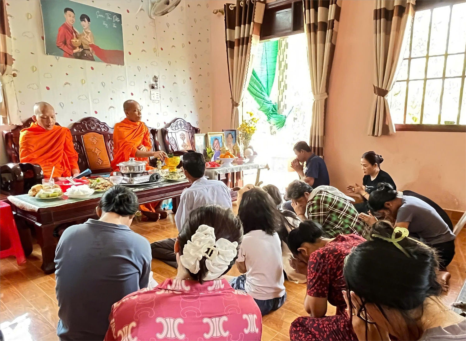 Đồng bào Khmer thỉnh chư tăng về làm lễ tại gia đình ngày đầu năm mới
