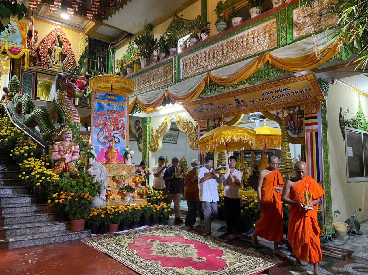 Năm nay giao thừa diễn ra lúc 4h48 ngày 14/4, bà con Khmer đến chùa để đón chưa thiên năm mới (Trong ảnh: Lễ giao thừa tại chùa chùa Khmer Pitu Khôsa Răngsây, Cần Thơ)