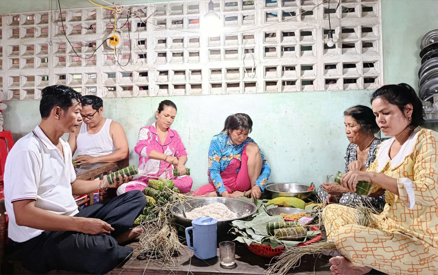 Đồng bào Khmer gói bánh tét đón năm mới