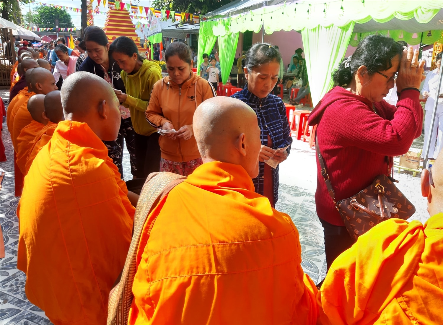 Lễ Thắk Côn diễn ra với các nghi thức chính mang tinh thần Phật giáo. Trong 3 ngày diễn ra lễ hội, các nghi thức chính cũng giống như lễ cầu an, gồm dâng cơm cho sư, mời sư tụng kinh cầu siêu, làm phước để cầu an cho dân và sau cùng là thuyết pháp cho Phật tử nghe về giáo lý nhà Phật.