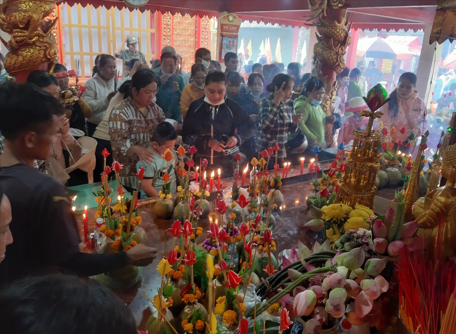 Lễ vật dâng cúng trong Lễ Thắk Côn là chiếc bình bông làm bằng trái dừa (slathođôn) vạt miệng được tạo thành bởi những lá trầu xanh và những bông hoa.