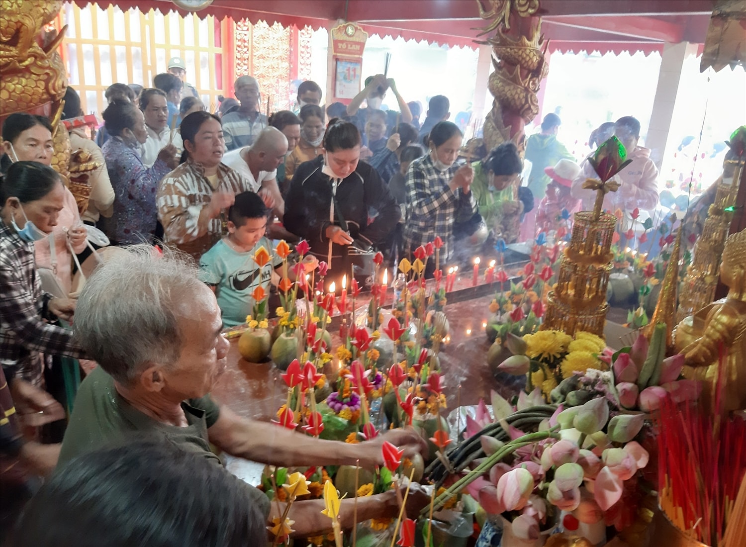 Năm nay rất đông du khách từ khắp các tỉnh Đồng bằng sông Cửu Long về dự Lễ Thắk Côn, với ước vọng về sự an lành, hạnh phúc, cầu mong mưa thuận gió hòa, mùa màng tươi tốt bội thu...