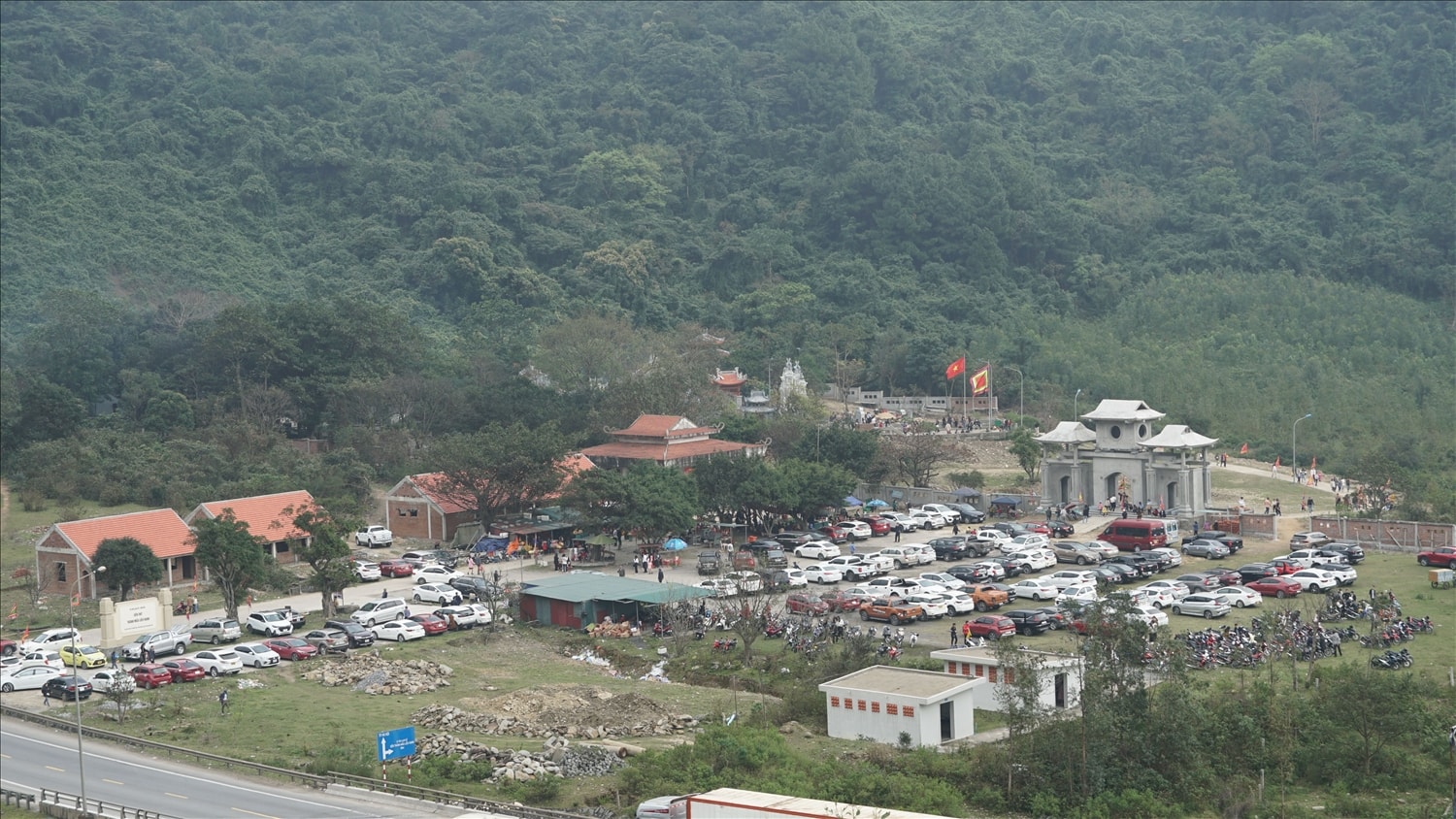 Đền thờ Mẫu Liễu Hạnh nằm dưới chân Đèo Ngang, ngay bên cạnh đường thiên lý Bắc- Nam 