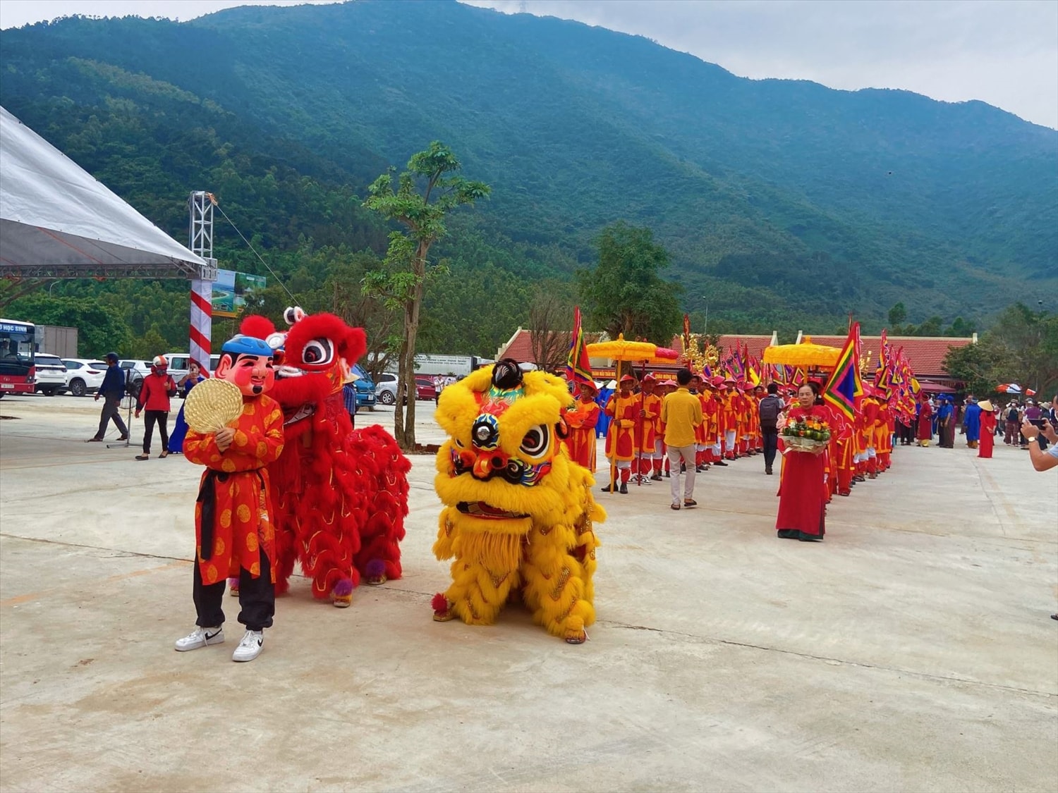 Vào ngày mùng 3 tháng 3 âm lịch, người dân tổ chức lễ hội đền Mẫu Liễu Hạnh với nhiều hoạt động.
