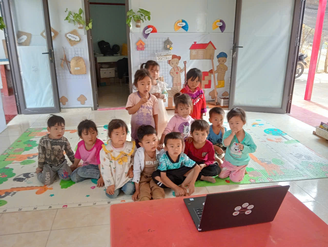 Các bé lớp học mầm non tại điểm trường Hoàng Trù Văn học trên máy tính