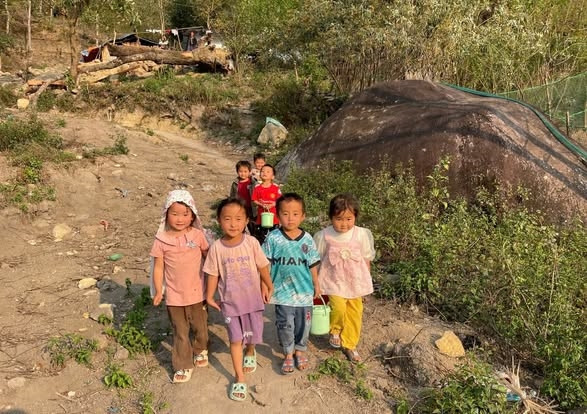 Con đường đến trường của các em nhỏ điểm trường Hoàng Trù Văn.