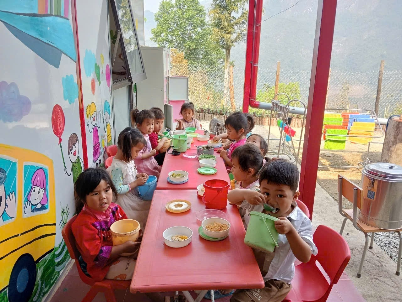 Bữa cơm trưa đạm bạc của các em nhỏ.