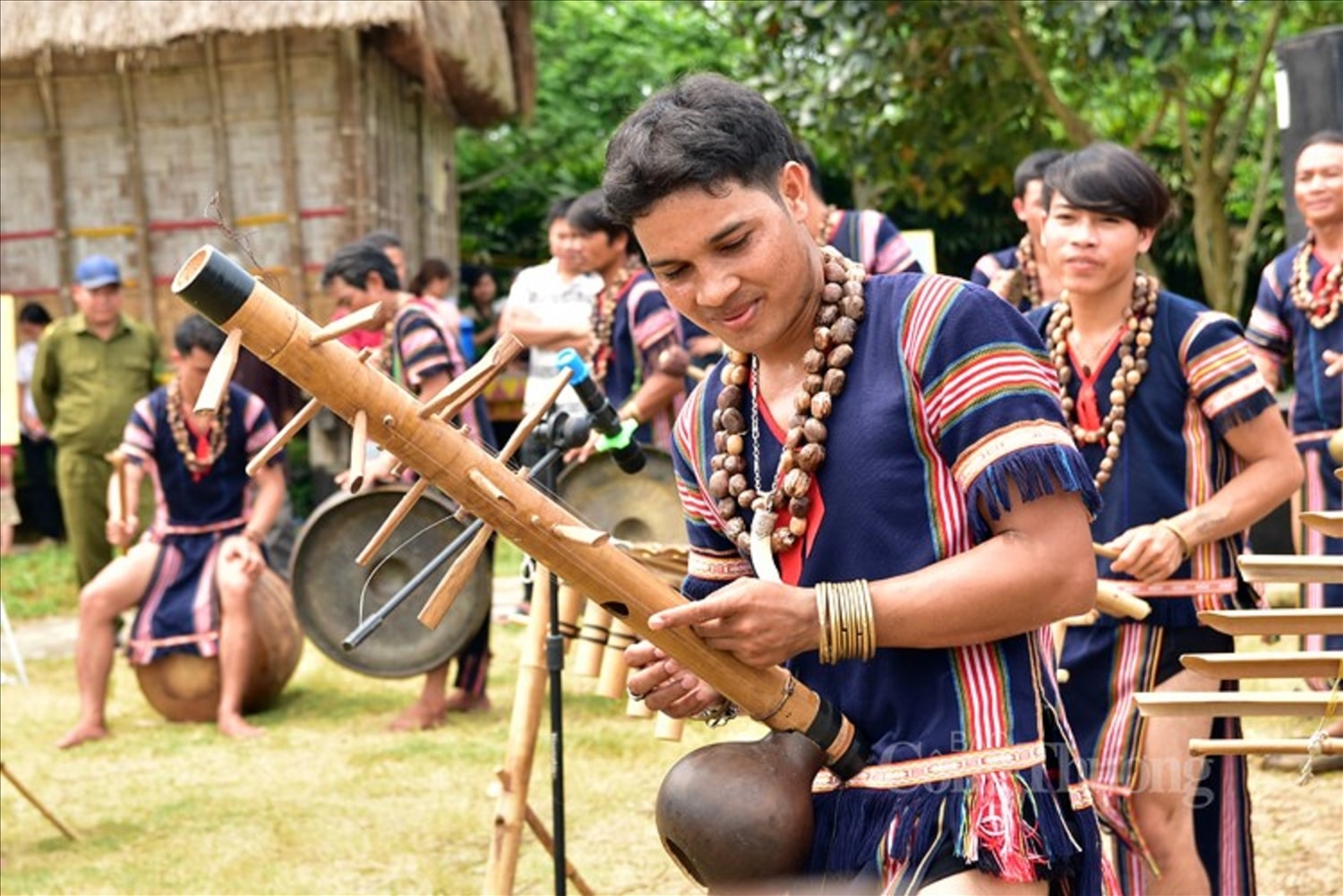 Chàng trai người Ba Na chơi đàn goong (ting ning) trong ngày hội