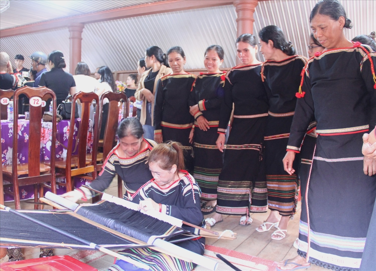 Nghệ nhân hướng dẫn các thành viên CLB dệt những họa tiết khó trong tấm thổ cẩm của người Ê Đê, tỉnh Đắk Lắk.