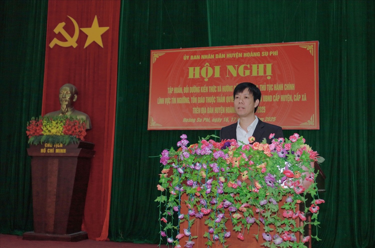 Ông Bùi Thanh Hưởng, Trưởng phòng Dân tộc và Tôn giáo huyện Hoàng Su Phì phát biểu khai mạc Hội nghị Ông Bùi Thanh Hưởng, Trưởng phòng Dân tộc và Tôn giáo huyện Hoàng Su Phì phát biểu khai mạc Hội nghị