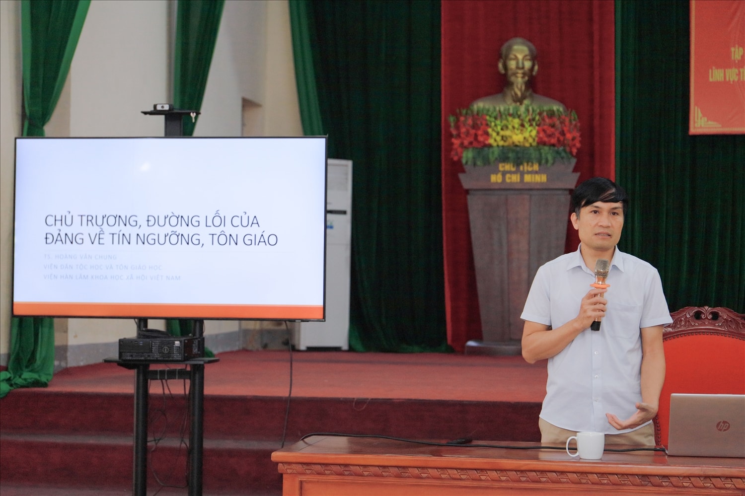 TS. Hoàng Văn Chung – Viện Dân tộc học và Tôn giáo học, Viện Hàn lâm Khoa học Xã hội Việt Nam truyền đạt về chuyên đề: Chủ trương, đường lối của Đảng về tín ngưỡng, tôn giáo; Luật Tín ngưỡng, tôn giáo và các văn bản hướng dẫn thi hành TS. Hoàng Văn Chung – Viện Dân tộc học và Tôn giáo học, Viện Hàn lâm Khoa học Xã hội Việt Nam truyền đạt về chuyên đề: Chủ trương, đường lối của Đảng về tín ngưỡng, tôn giáo; Luật Tín ngưỡng, tôn giáo và các văn bản hướng dẫn thi hành