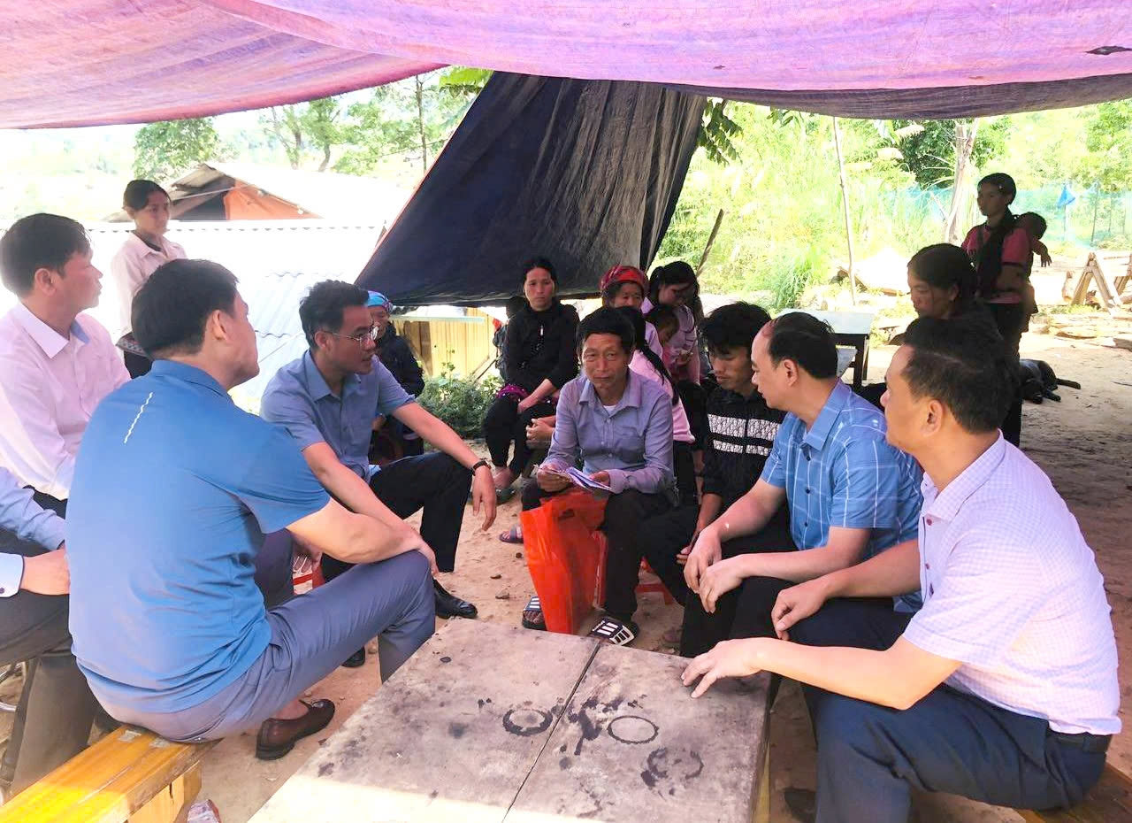 Đoàn công tác huyện Sìn Hồ (Lai Châu) thăm hỏi, động viên gia đình người thân nạn nhân