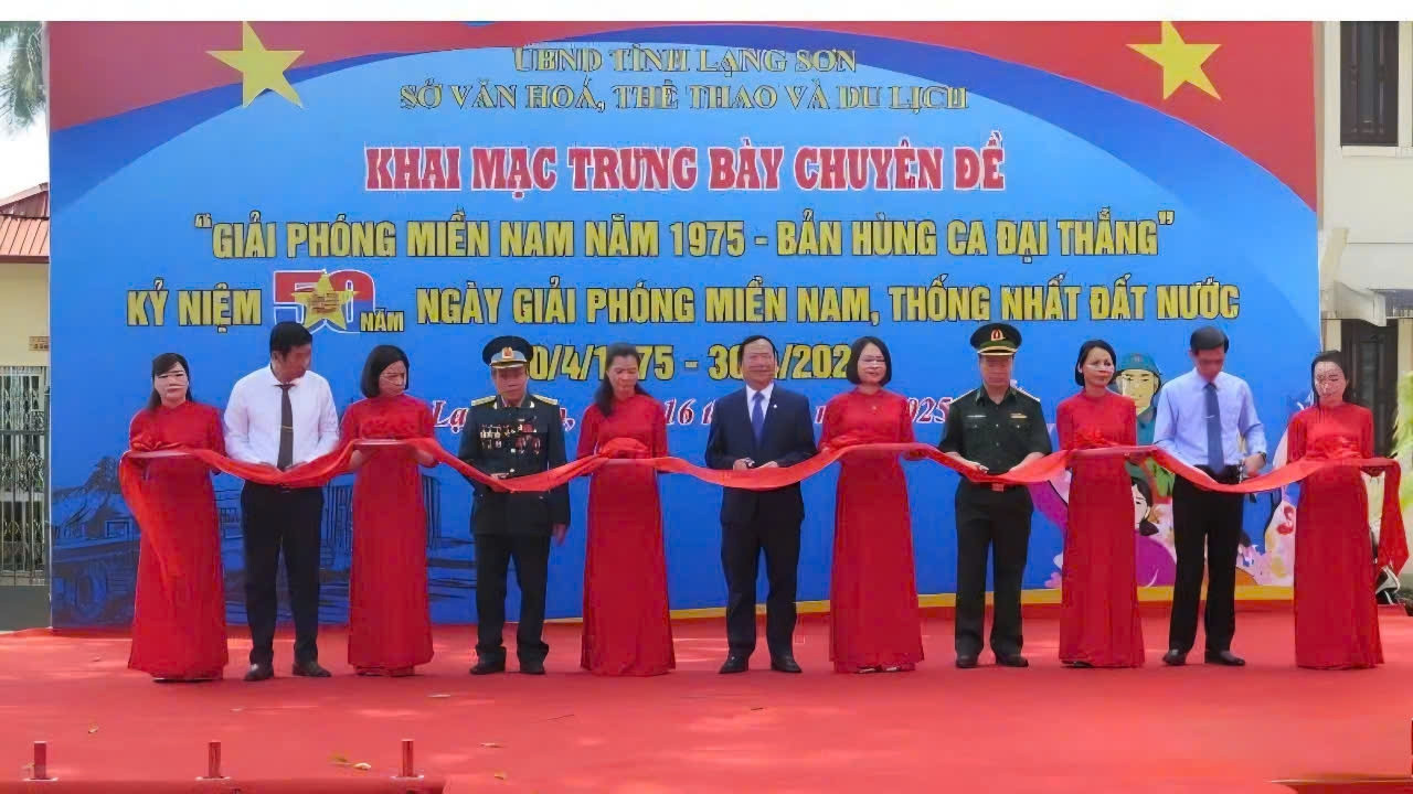 Đại diện lãnh đạo các cơ quan, ban, ngành của tỉnh cắt băng khai mạc trưng bày chuyên đề: Giải phóng miền nam năm 1975 - Bản hùng ca đại thắng.(Ảnh: TL)