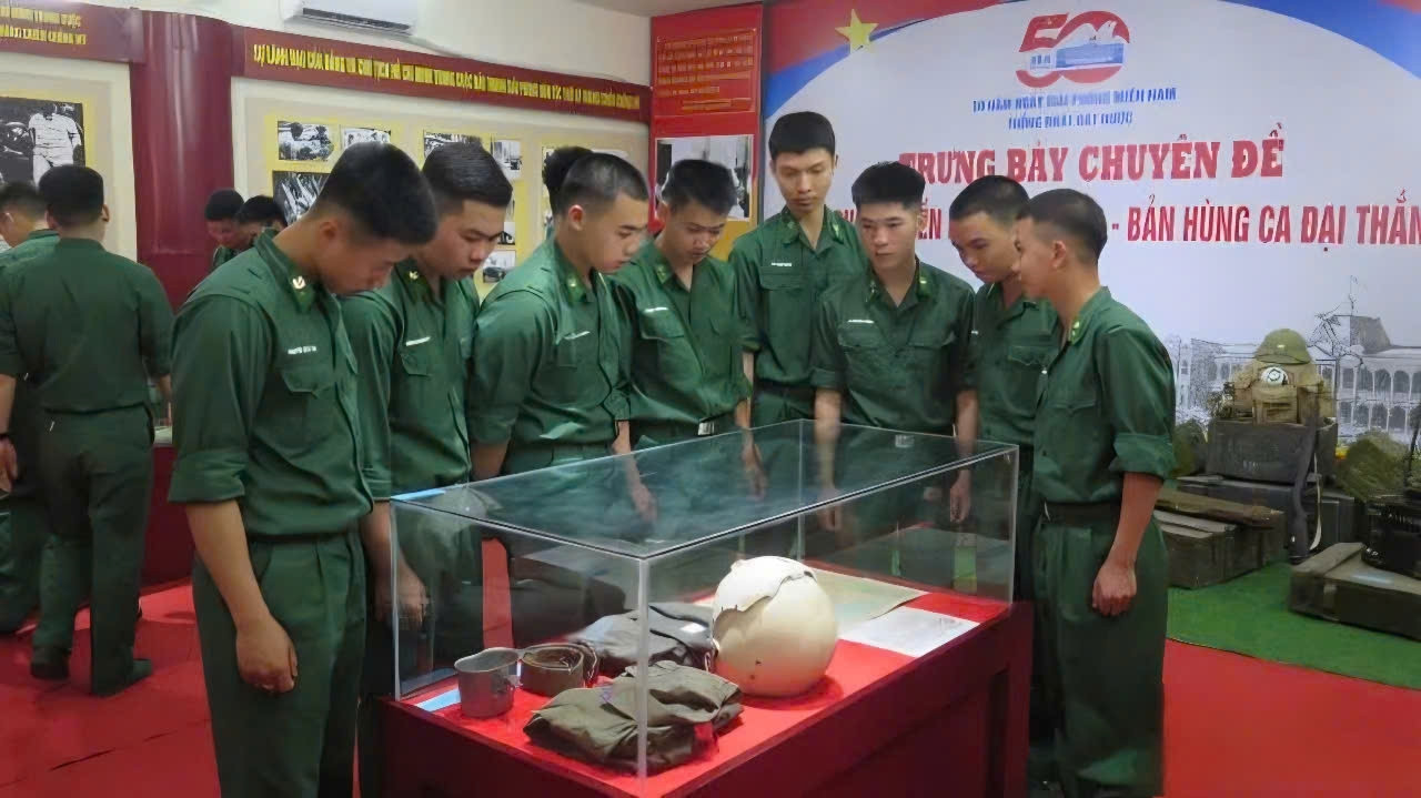 Các chiến sĩ Bộ đội Biên phòng tỉnh Lạng Sơn xem các hiện vật tại trưng bày.(Ảnh: TL)