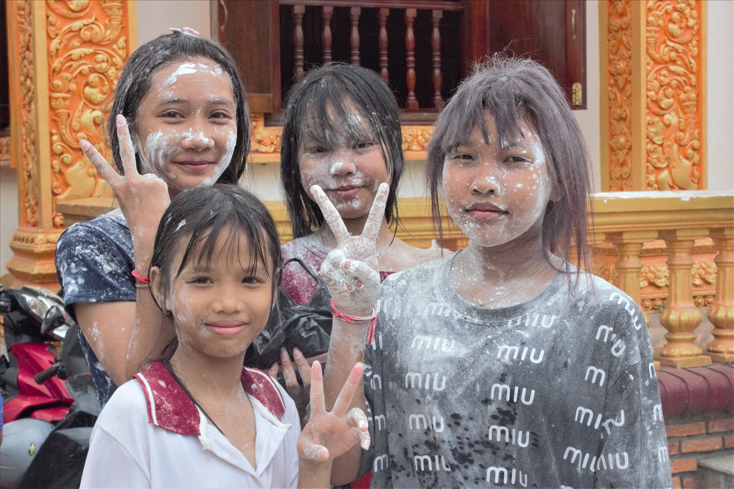Trong ngày Tết, trẻ em được vui chơi thỏa thích, dù khuôn mặt lấm lem nhưng các em nhỏ đều nở nụ cười tươi