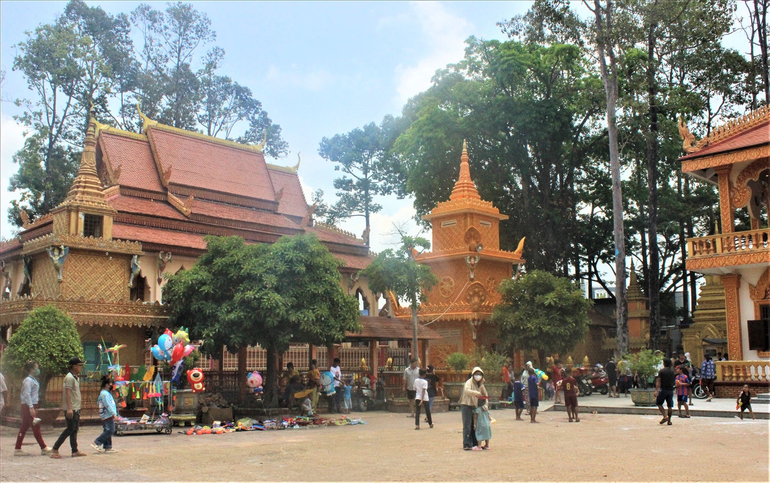 Những ngày Tết Chôl Chnăm Thmây, tại chùa Phật giáo Nam tông Khmer, bà con Khmer sẽ tập trung đến rất đông (Trong ảnh: Bà con Khmer đến chùa Pothisomron để chuẩn bị làm các nghi thức trong dịp Tết Chôl Chnăm Thmây)