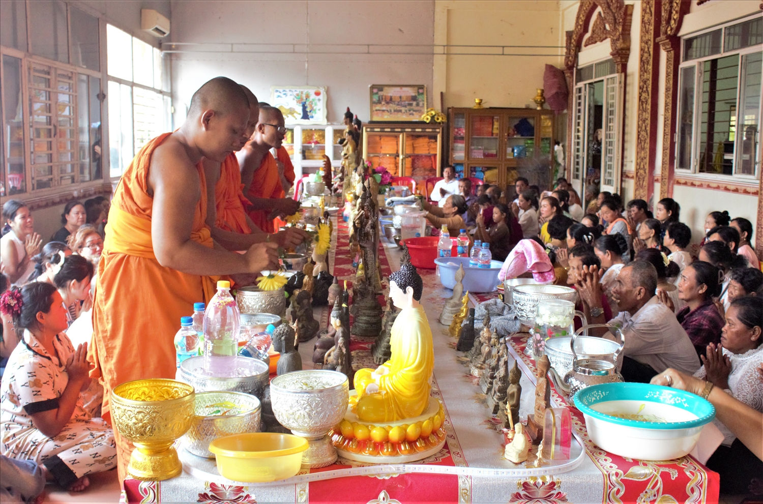 Ngày cuối cùng trong Tết Chôl Chnăm Thmây, đồng bào Khmer sẽ đến chùa và cùng các sư sãi làm lễ tắm tượng Phật. Đây là nghi thức quan trọng và độc đáo, thể hiện đức tin của người Khmer về Phật pháp, đồng thời cầu mong sự bình an đến bản thân và gia đình trong năm mới. (Trong ảnh: Lễ tắm Phật tại chùa Pothisomron tọa lạc tại quận Ô Môn, TP. Cần Thơ)