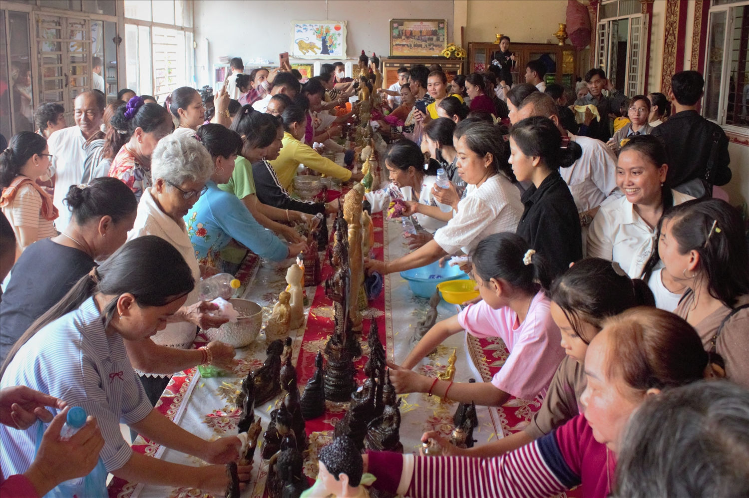 Sau khi các sư thực hiện nghi lễ, bà con Khmer sẽ cùng tham gia tắm Phật để tỏ lòng biết ơn đức Phật. Phần nước thơm còn lại sẽ được các phật tử mang về thực hiện nghi thức rửa tay chân cho ông bà, cha mẹ.