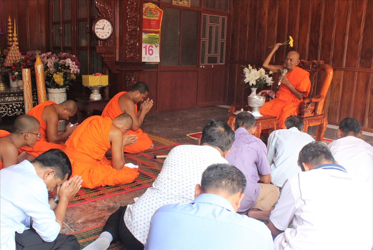 Đồng bào Khmer tập trung lại để mong được sư trụ trì chúc và ban may mắn trong năm mới (Trong ảnh: Hòa thượng Đào Như, Phó Chủ tịch Giáo hội Phật giáo Việt Nam, Trưởng Ban Trị sự Giáo hội Phật giáo TP. Cần Thơ, Viện trưởng Học viện Phật giáo Nam tông Khmer, trụ trì chùa Pothisomron, ban may mắn cho các sư sãi và phật tử) 