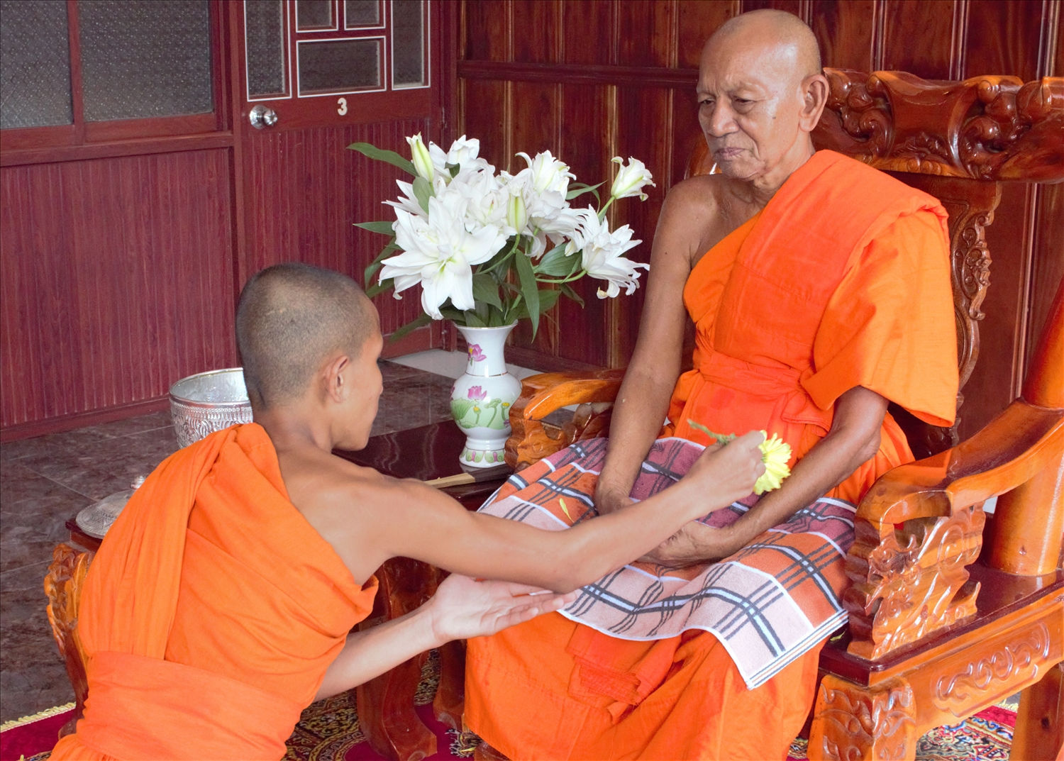 Sau nghi thức tắm Phật xong, các sư sãi trong chùa tiếp tục dùng nước thơm thực hiện nghi thức rửa tay chân cho sư trụ trì