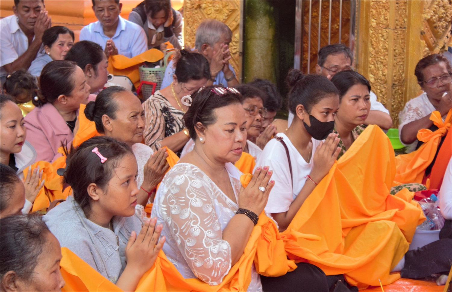 Chị Đào Mai Anh Thư (dân tộc Khmer, ngụ quận Ô Môn, TP. Cần Thơ) cho biết: Người Khmer có câu 'lúc sống thì gửi thân, lúc từ trần thì gửi cốt', tất cả các chùa Phật giáo Nam tông Khmer đều có 'cốt' của ông bà thờ ở các tháp. Bởi vậy, những ngày lễ hội, đặc biệt là Tết Chôl Chnăm Thmây, bà con sẽ thu xếp thời gian đem vật thực dâng cho chư tăng và thỉnh chư tăng tụng kinh cầu siêu để hồi hướng phước báu cho ông bà, cha mẹ sớm siêu thoát; sau đó xin chúc phúc đến gia đình, gia đạo'. (Trong ảnh: Đồng bào Khmer đến chùa làm lễ cầu siêu cho ông bà, cha mẹ đã từ trần, dịp Tết Chôl Chnăm Thmây)