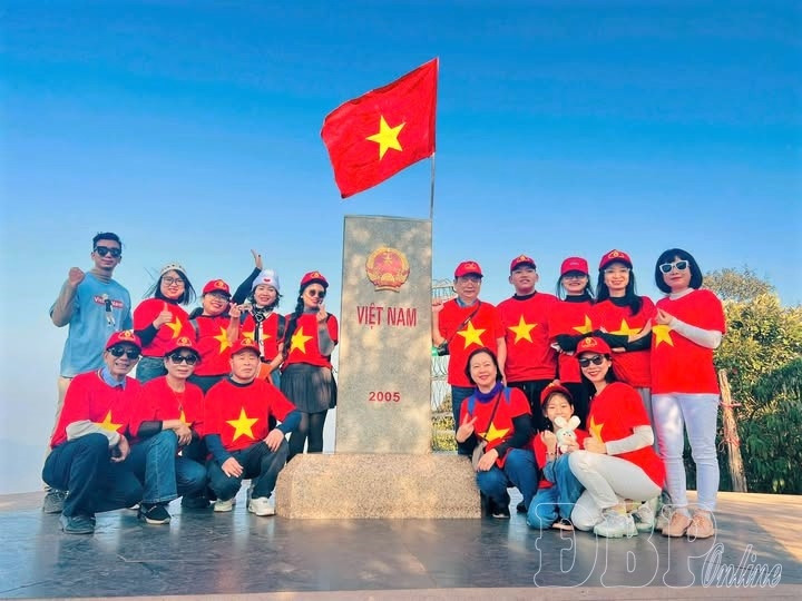 Du khách chụp ảnh lưu niệm tại cột mốc A Pa Chải. Ảnh: Nguyễn Hiền Du khách chụp ảnh lưu niệm tại cột mốc A Pa Chải. Ảnh: Nguyễn Hiền