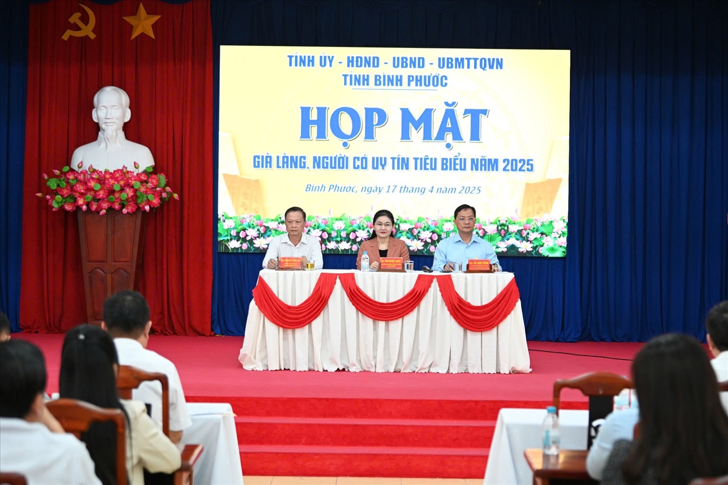 Bí thư Tỉnh uỷ Tôn Thị Ngọc Hạnh (giữa) chủ trì họp mặt già làng, người có uy tín tiêu biểu