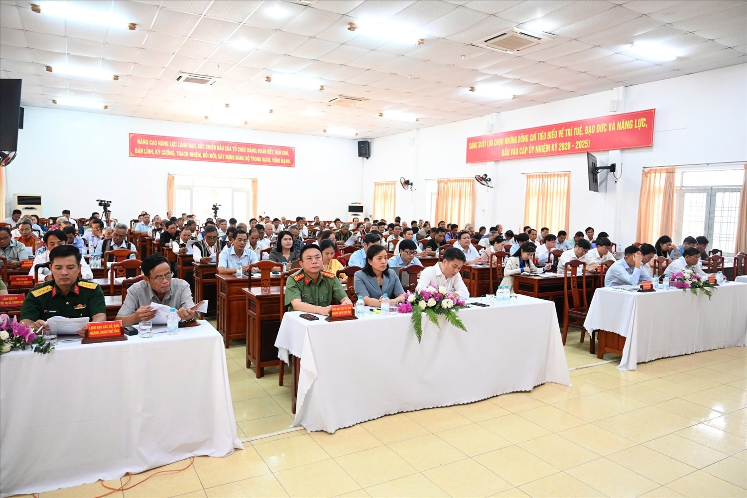 Đại biểu dự họp mặt, nghe thông tin tình hình kinh tế - xã hội, quốc phòng an ninh quý I/2025