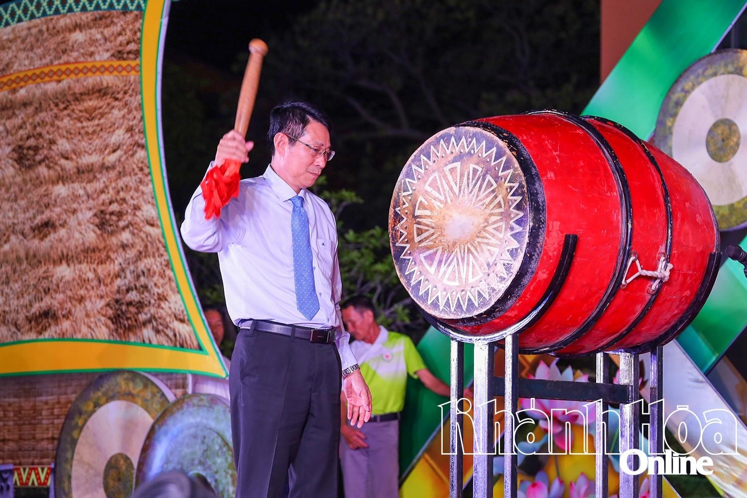 Ông Đinh Văn Thiệu đánh trống khai mạc Ngày Văn hóa các dân tộc Việt Nam trên địa bàn tỉnh Khánh Hòa.