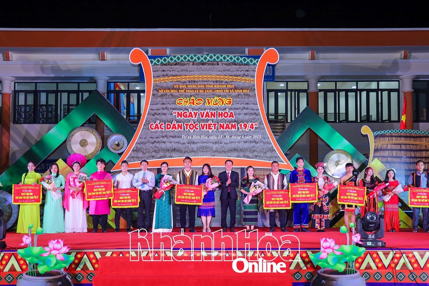 Phó Chủ tịch UBND tỉnh Đinh Văn Thiệu trao tặng cờ lưu niệm và hoa chúc mừng các đơn vị về tham dự Ngày Văn hóa các dân tộc Việt Nam trên địa bàn tỉnh Khánh Hòa.