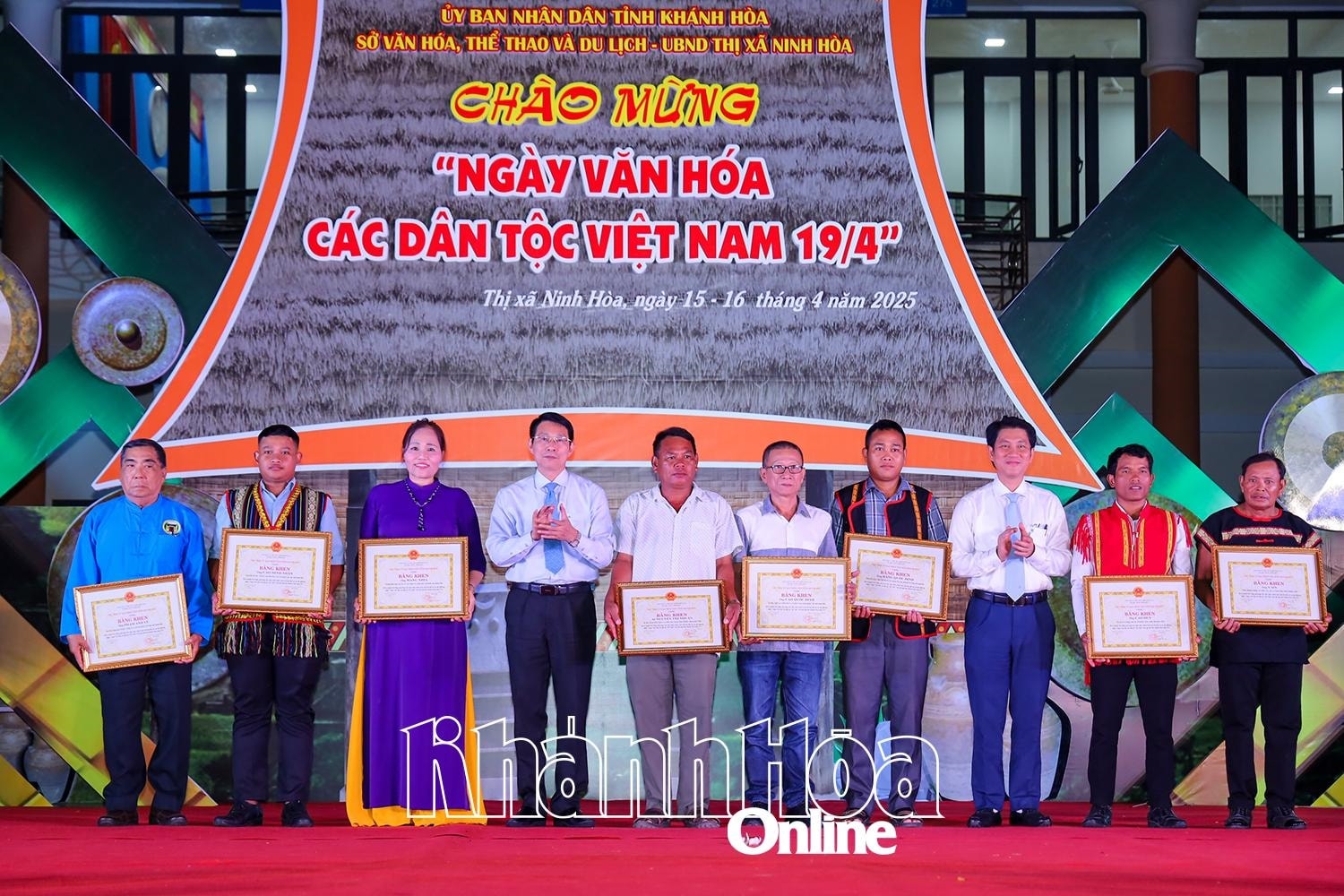 Ông Đinh Văn Thiệu cùng lãnh đạo thị xã Ninh Hòa trao bằng khen của UBND tỉnh cho 8 cá nhân có nhiều đóng góp trong việc thực hiện các chính sách về văn hóa dân tộc.