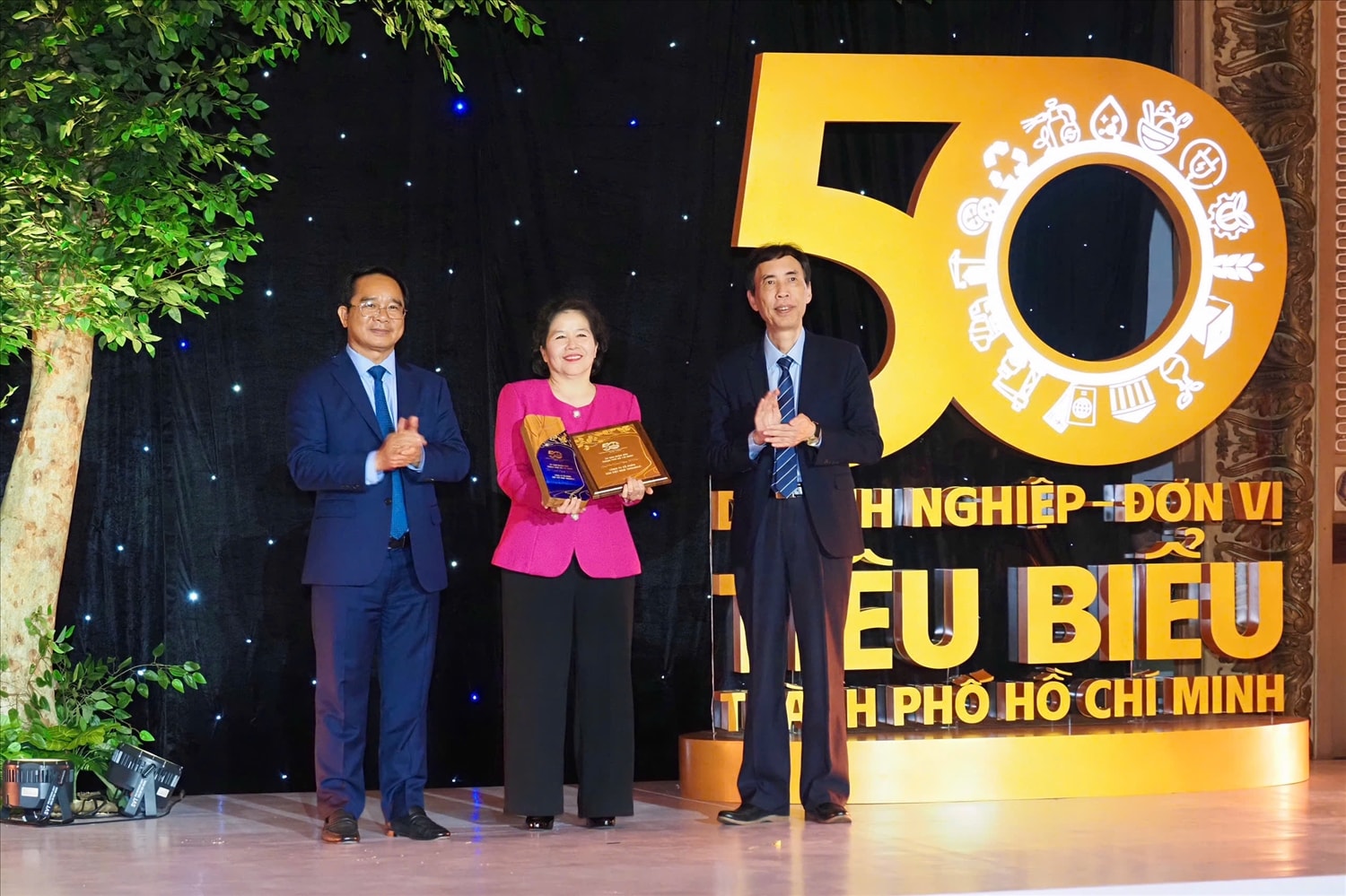 Bà Mai Kiều Liên đại diện Vinamilk đón nhân cúp vinh danh Top 50 doanh nghiệp, đơn vị tiêu biểu của TP.HCM từ lãnh đạo Thành phố. Bà Mai Kiều Liên đại diện Vinamilk đón nhân cúp vinh danh Top 50 doanh nghiệp, đơn vị tiêu biểu của TP.HCM từ lãnh đạo Thành phố.