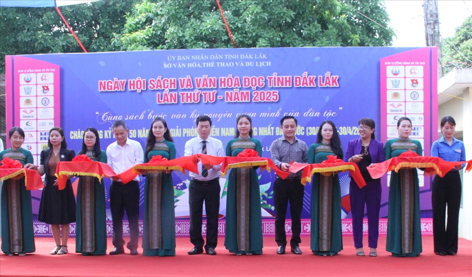 Cắt băng khai mạc Ngày hội Sách và Văn hóa đọc tỉnh Đắk Lắk năm 2025 Cắt băng khai mạc Ngày hội Sách và Văn hóa đọc tỉnh Đắk Lắk năm 2025
