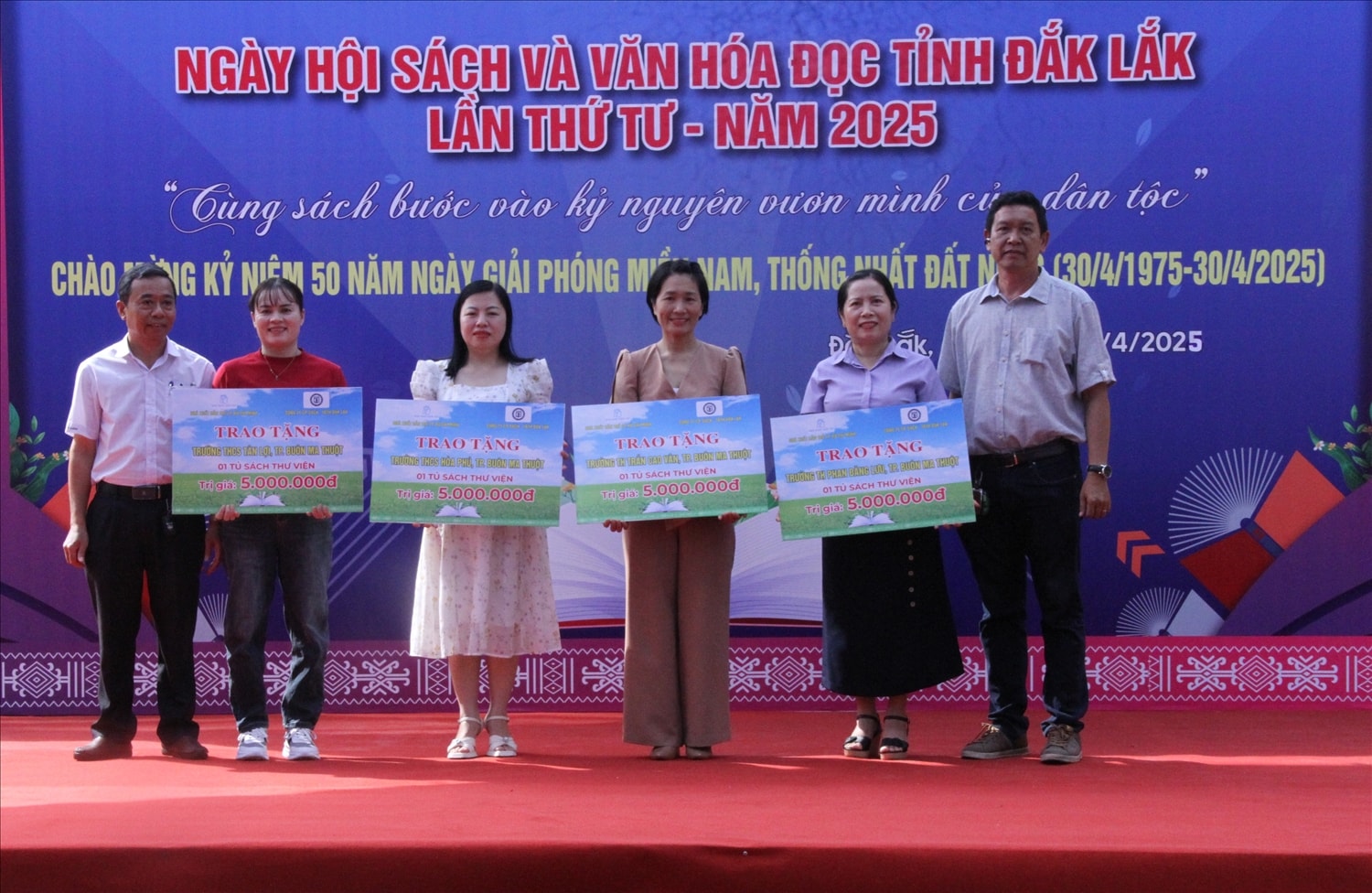 Ban tổ chức tặng tủ sách cho các trường học trên địa bàn tỉnh Ban tổ chức tặng tủ sách cho các trường học trên địa bàn tỉnh