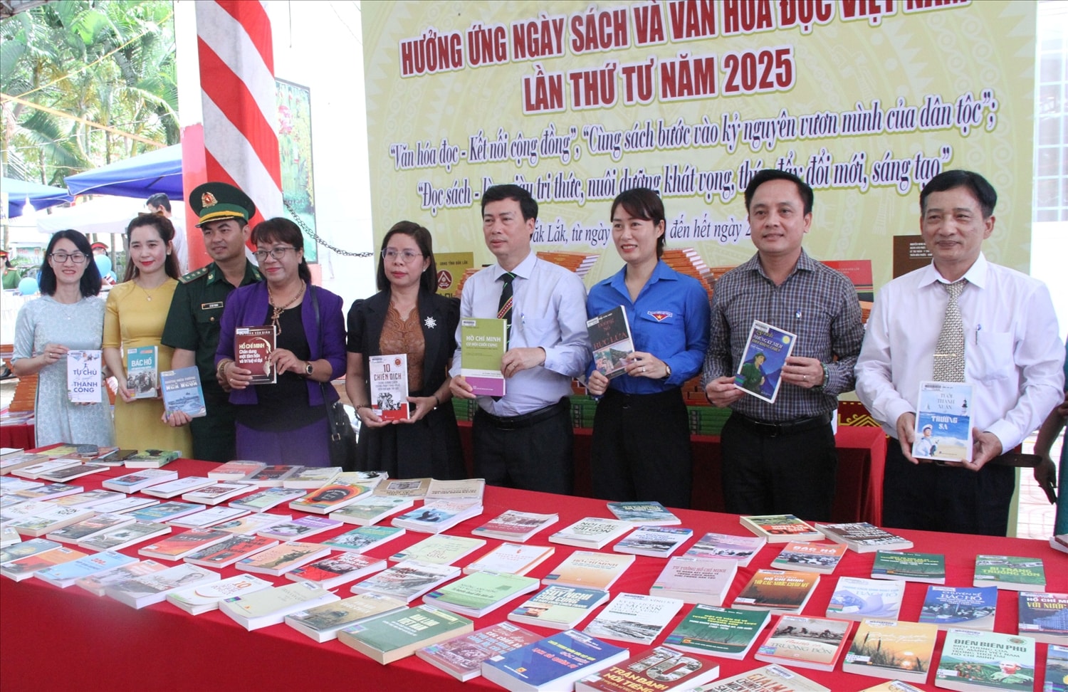 Đại biểu tham quan các gian trưng bày sách Đại biểu tham quan các gian trưng bày sách