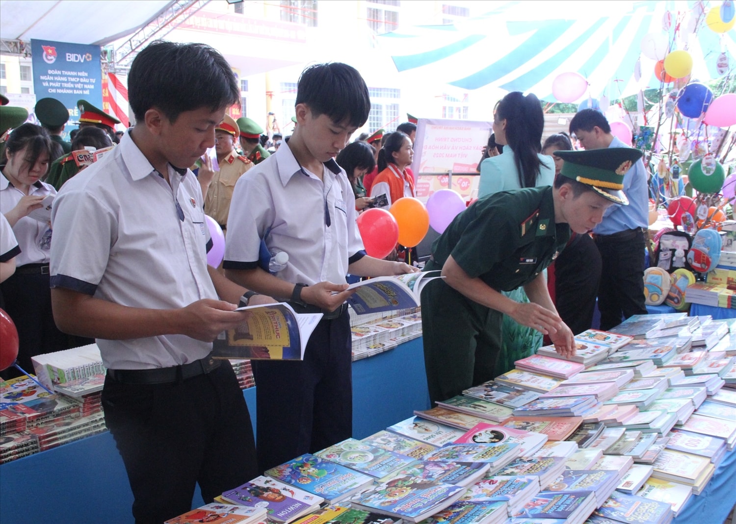 Các em học sinh say mê các gian hàng trưng bày sách thiếu nhi Các em học sinh say mê các gian hàng trưng bày sách thiếu nhi