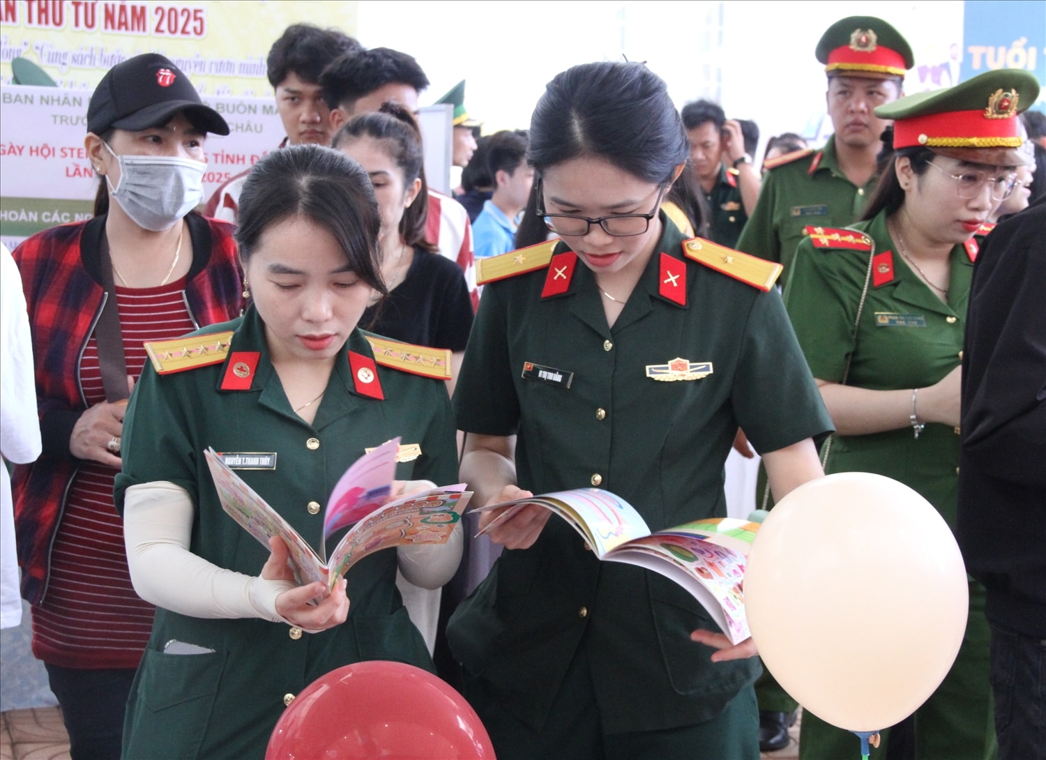 Cán bộ, chiến sĩ lực lượng vũ trang tìm hiểu, mua sách tại các gian hàng Cán bộ, chiến sĩ lực lượng vũ trang tìm hiểu, mua sách tại các gian hàng