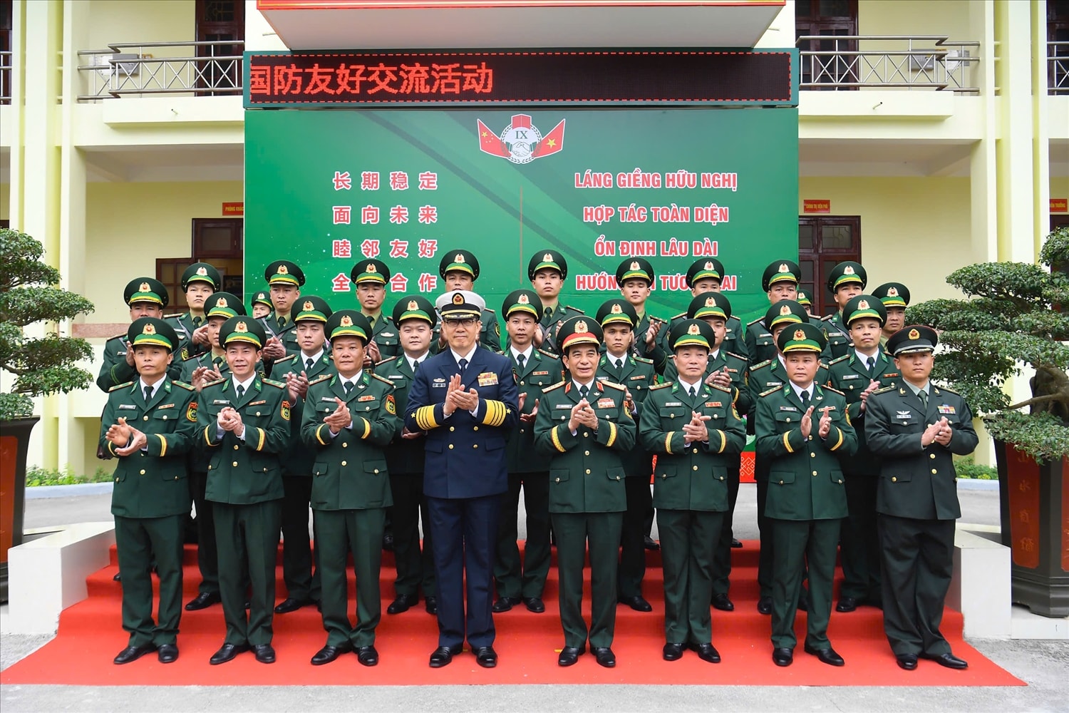 Hai Bộ trưởng, cùng đoàn đại biểu chụp ảnh lưu niệm cùng cán bộ, chiến sĩ ĐBP Cửa khẩu Quốc tế Hữu Nghị