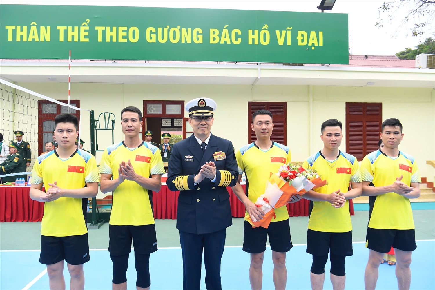 Thượng tướng Đổng Quân, Bộ trưởng Bộ Quốc phòng Trung Quốc tặng hoa động viên các vận động viên tham gia giao hữu thể thao tại ĐBP Cửa khẩu Quốc tế Hữu Nghị 