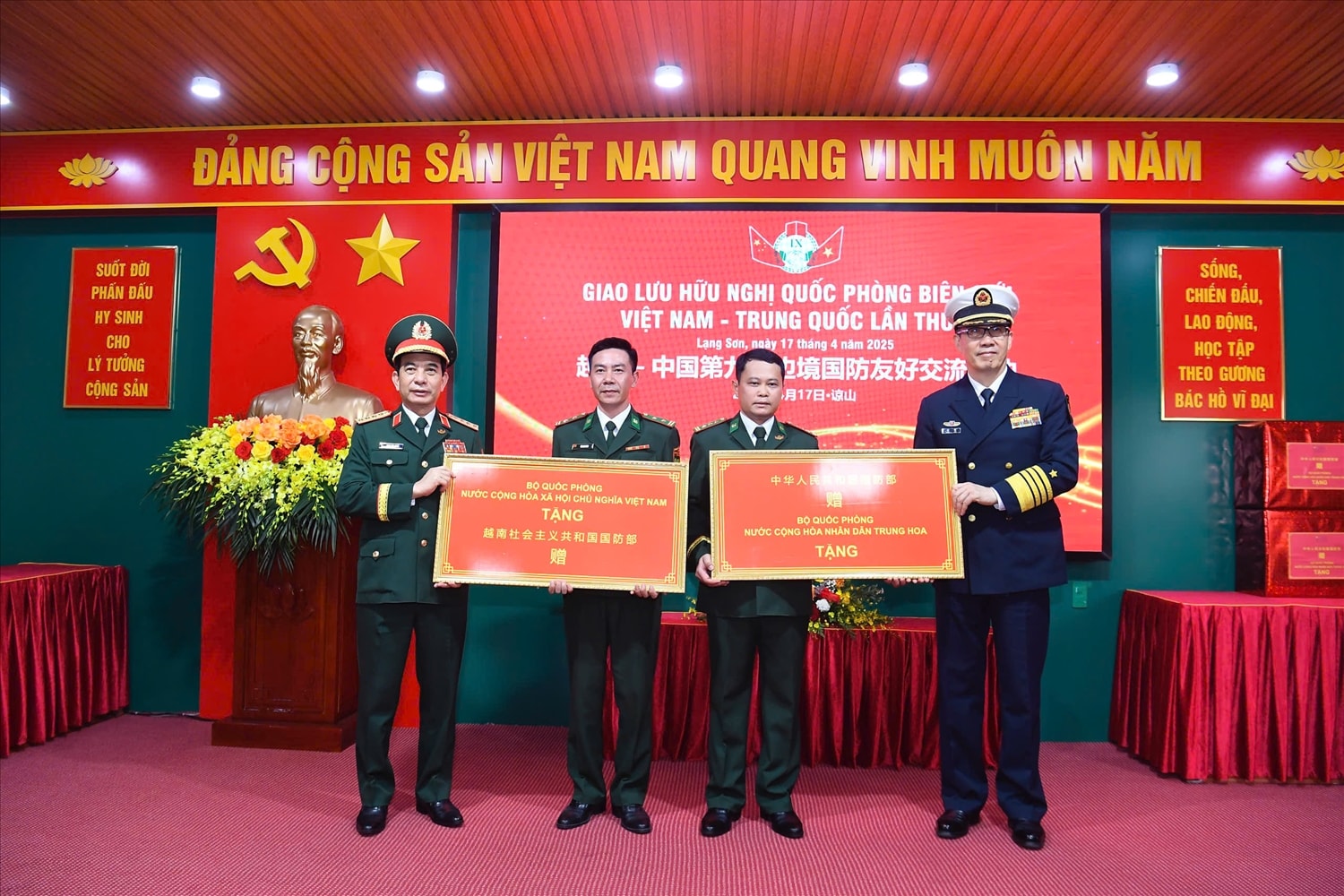 Bộ trưởng Bộ Quốc phòng 2 nước trao quà đến cán bộ, chiến sĩ ĐBP Cửa khẩu Quốc tế Hữu Nghị 