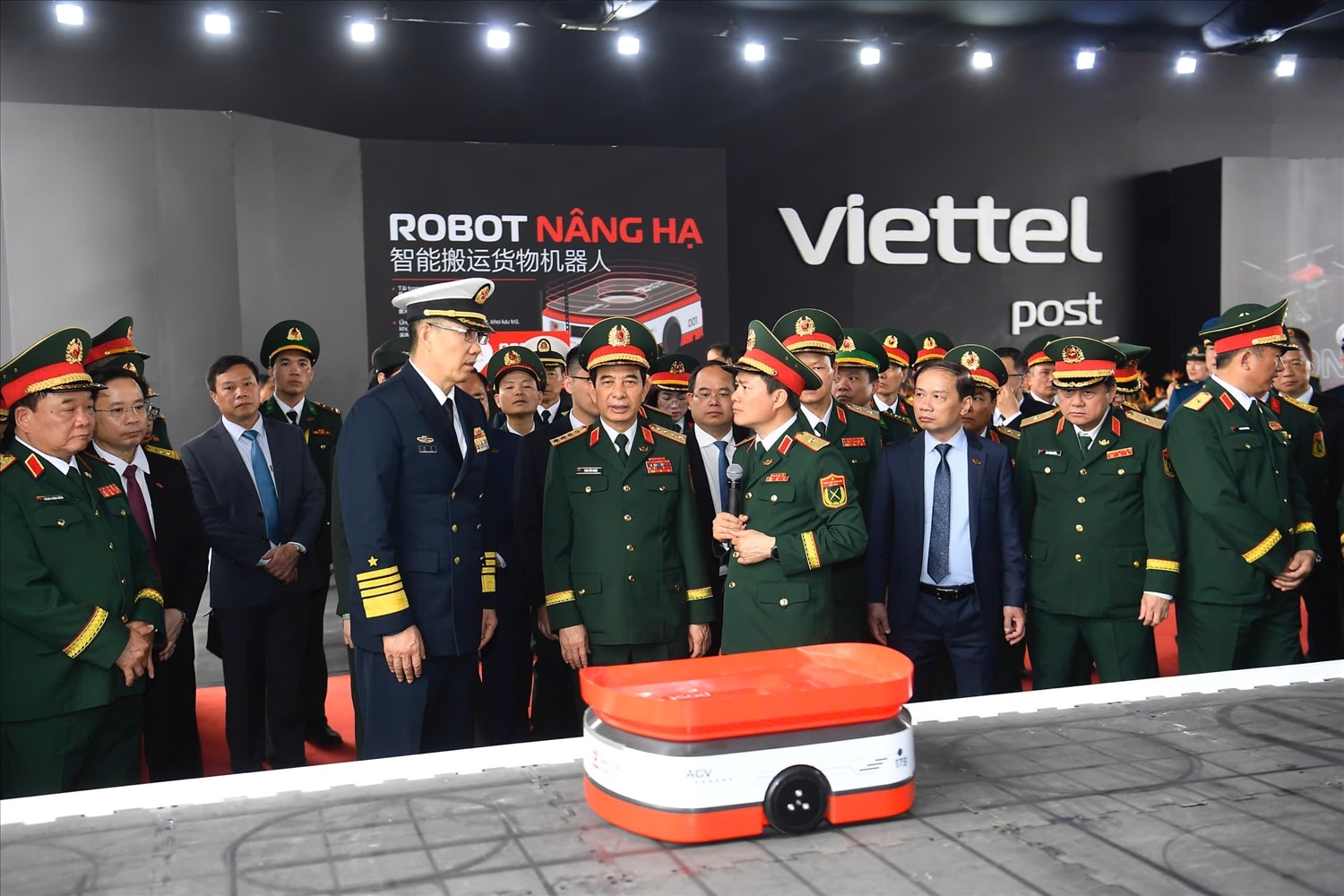 Hai Bộ trưởng cùng đoàn đại biểu cấp cao hai nước tham quan Công viên Logistics của Tập đoàn Công nghiệp - Viễn thông Quân đội 